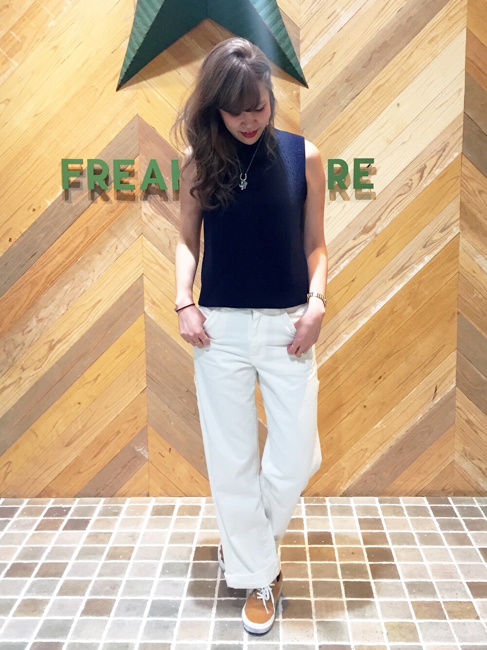 「FREAKS STORE 、フリークスストア、サマーニット、ワイドパンツ、ネイビー、ホワイト、ネイビー×ホワイト、スニーカーコーデ、VANS、カジュアル」｜「FREAK'S STOREのアイテム（トップス、ブルー系）」を使った、ささきあいさん（レディース・170cm）の夏コーディネートの1枚目の写真
