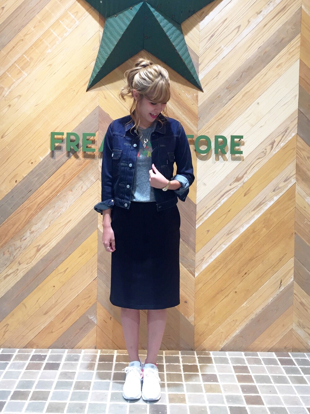 「FREAK’Ｓ STORE、フリークスストア、デニムジャケット、アメリカーナ、タイトスカート、ニューバランス、白スニーカー、カジュアル」｜「AMERICANAのAMERICANA/アメリカーナ　DENIM JACKET（デニムジャケット、ブルー系）」を使った、ささきあいさん（レディース・170cm）の夏コーディネートの1枚目の写真