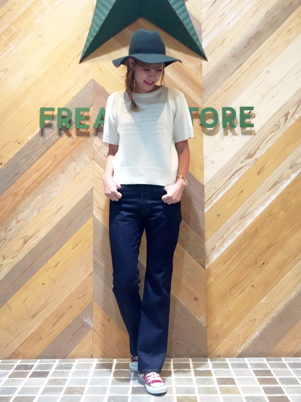 「FREAK’Ｓ STORE、フリークスストア、秋のコーデ、ショート丈トップス、デニム、ハット、アメリカーナ、コンバース、スニーカーコーデ」｜「FREAK'S STOREのアイテム（トップス、ホワイト系）」を使った、ささきあいさん（レディース・170cm）の夏コーディネートの1枚目の写真