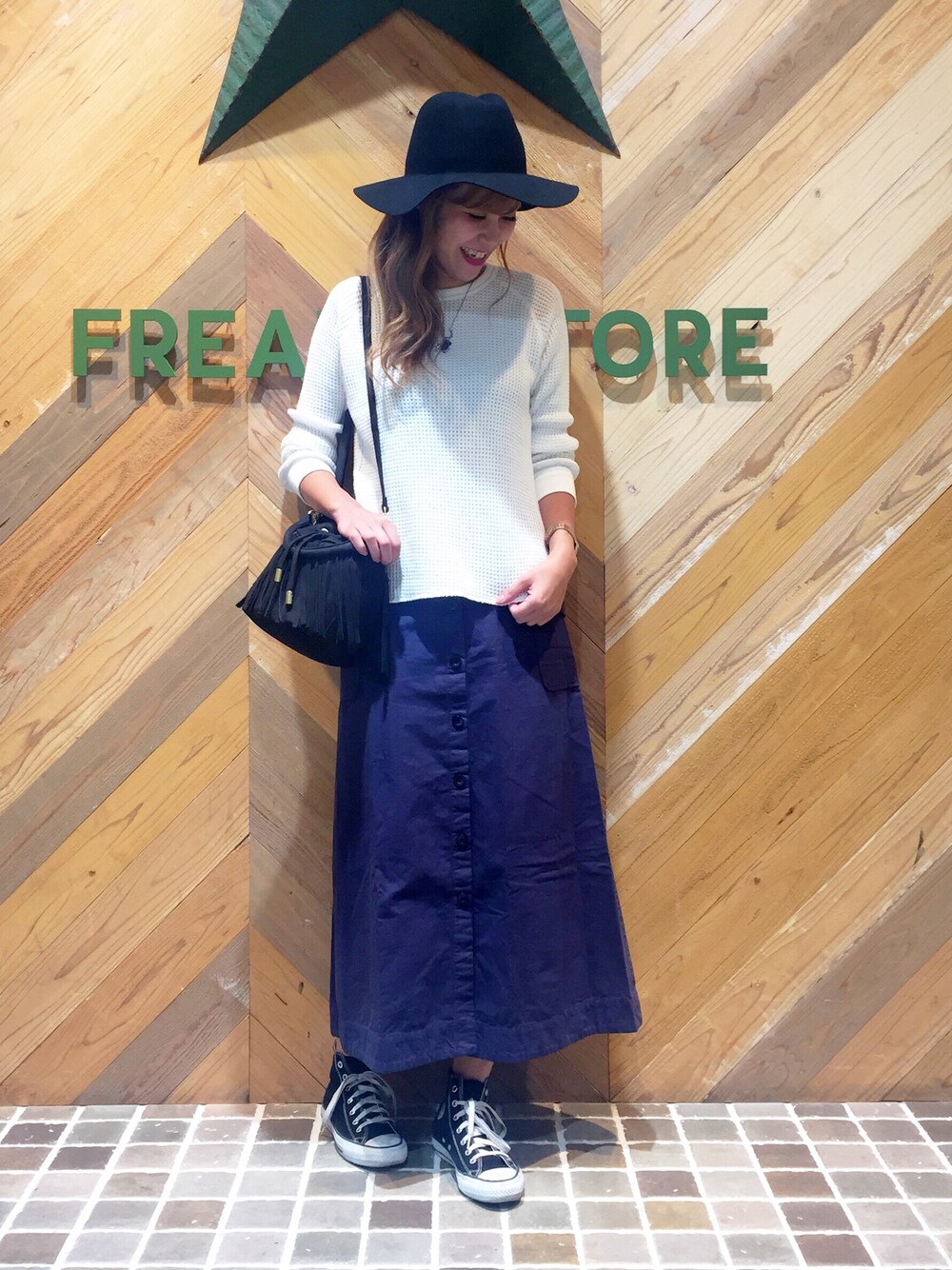 「FREAK’Ｓ STORE、フリークスストア、サーマル、ロングスカート、コンバース、フリンジバッグ、ツバ広ハット、カジュアル、秋のコーデ」｜「FREAK'S STOREのサーマルプルオーバー（Tシャツ/カットソー、ホワイト系）」を使った、ささきあいさん（レディース・170cm）の夏コーディネートの1枚目の写真