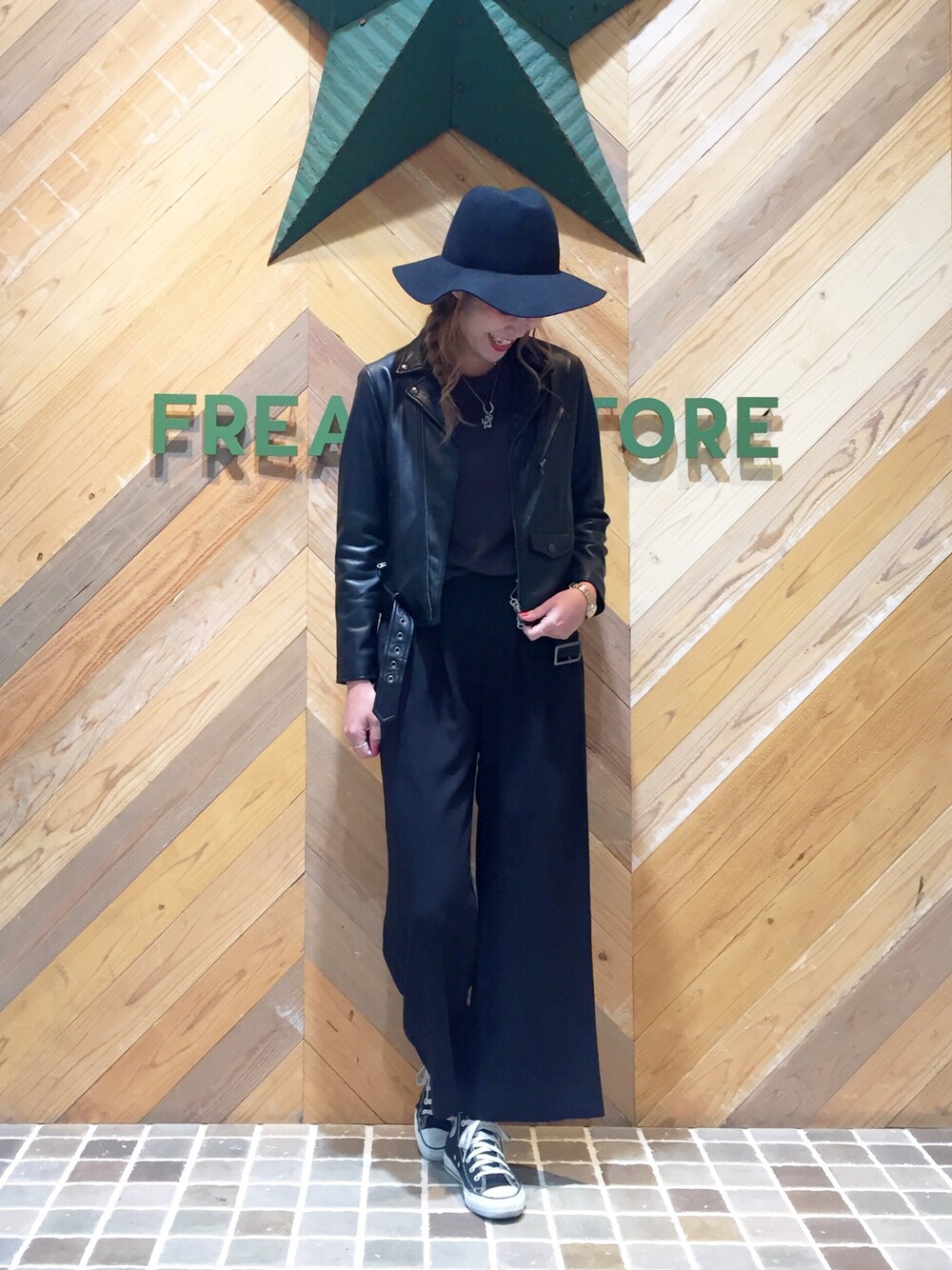 「FREAK’Ｓ STORE、フリークスストア、オールブラック、ライダース、レザージャケット、ワイドパンツ、コンバース、三つ編み、ハット、ツバ広ハット」｜「FREAK'S STOREのジョーゼットワイドパンツ（その他パンツ、ブラック系）」を使った、ささきあいさん（レディース・170cm）の夏コーディネートの1枚目の写真