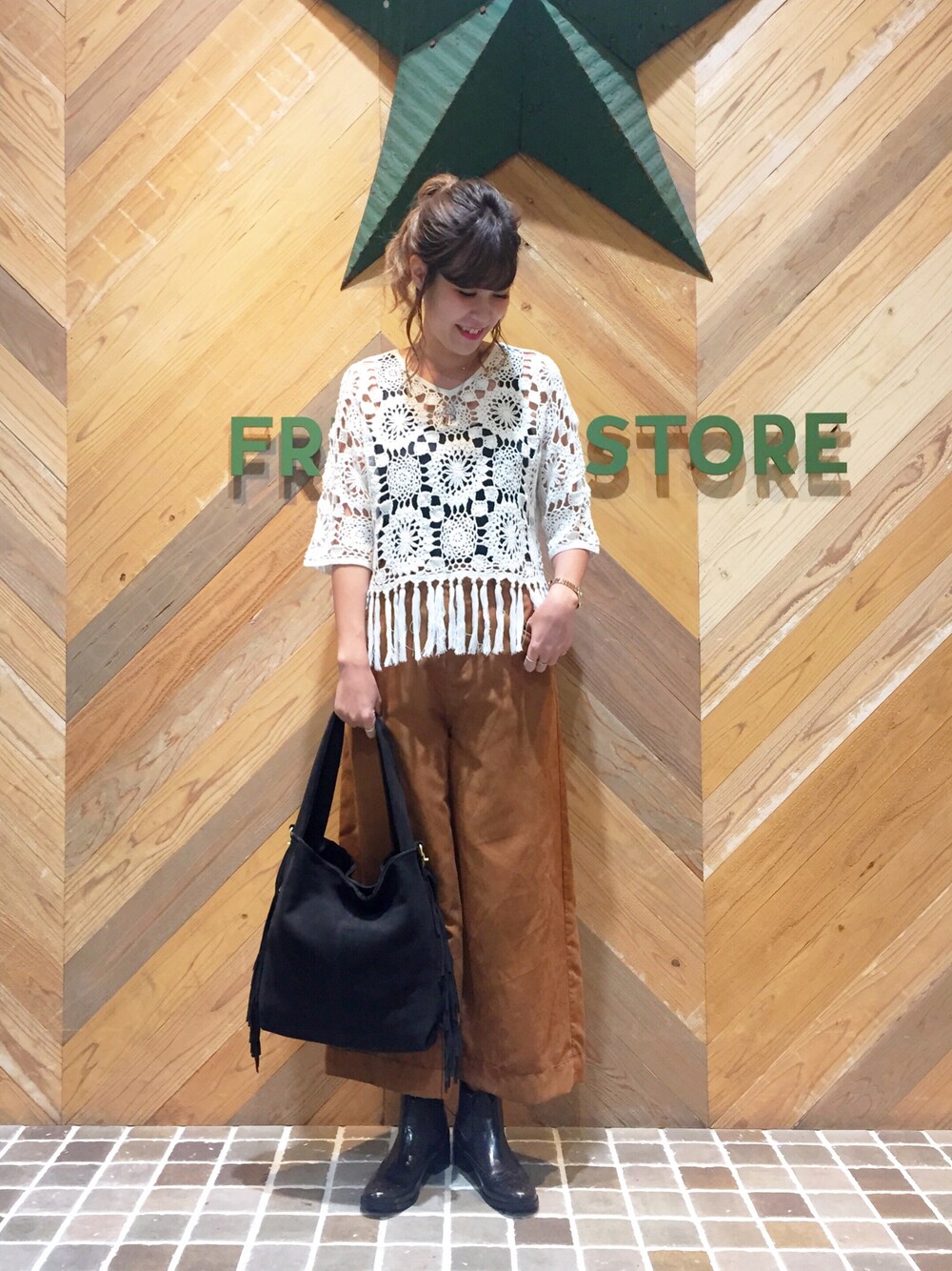 「FREAK’Ｓ STORE、フリークスストア、フリンジ、ワイドパンツ、ガウチョパンツ、秋のコーデ、サイドゴアブーツ、ホワイト、ブラウン、おだんごヘアー」｜「FREAK'S STOREのカギ針プルオーバー                        （ニット/セーター、ホワイト系）」を使った、ささきあいさん（レディース・170cm）の夏コーディネートの1枚目の写真
