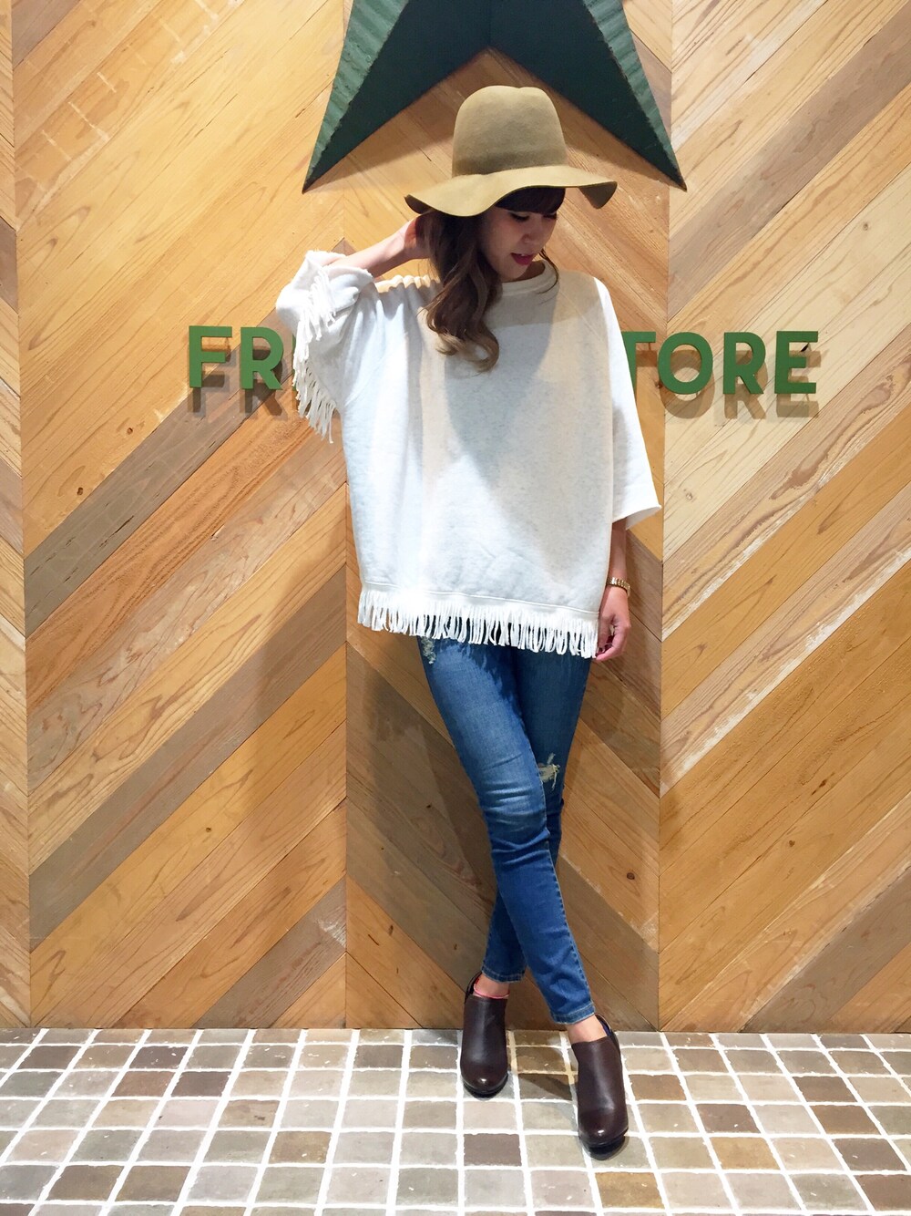 「FREAK’Ｓ STORE、フリークスストア、ツバ広ハット、ハット、フリンジトップス、フリンジ、スキニーデニム、ダメージデニムパンツ、ブーティ、カジュアルコーデ」｜「FREAK'S STOREのツバ広中折れハット                 （ハット、ベージュ系）」を使った、ささきあいさん（レディース・170cm）の秋コーディネートの1枚目の写真