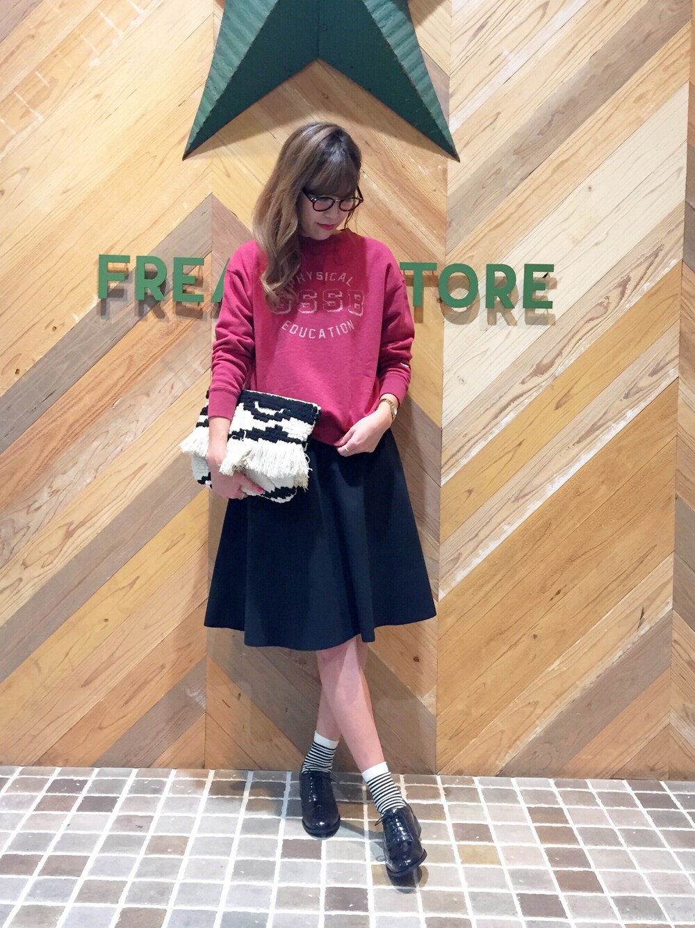 「FREAK’Ｓ STORE、フリークスストア、秋、秋のコーデ、Champion、スウェット、スカート、革靴、クラッチバッグ」｜「ChampionのChampion/チャンピオン×FREAK’S STORE 別注 ROCHESTER CREW NECK SWEAT SHIRT（スウェット、レッド系）」を使った、ささきあいさん（レディース・170cm）の秋コーディネートの1枚目の写真