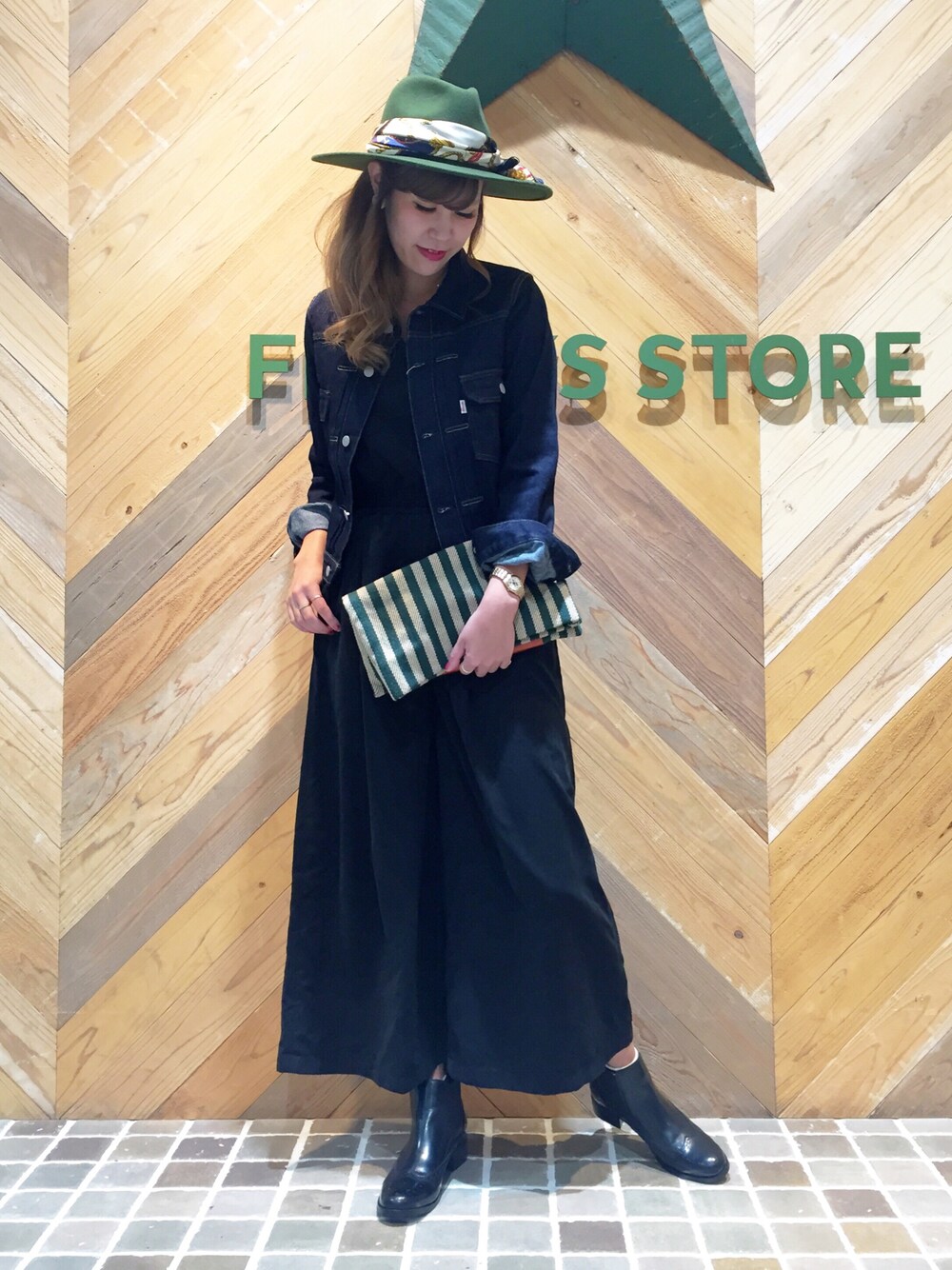 「FREAK’Ｓ STORE、フリークスストア、デニムジャケット、オールインワン、サイドゴアブーツ、クラッチバッグ、ツバ広ハット、アメリカーナ、黒、秋のコーデ」｜「FREAK'S STOREのAmericana/アメリカーナ　別注DENIM JACKET               （デニムジャケット、ブルー系）」を使った、ささきあいさん（レディース・170cm）の秋コーディネートの1枚目の写真