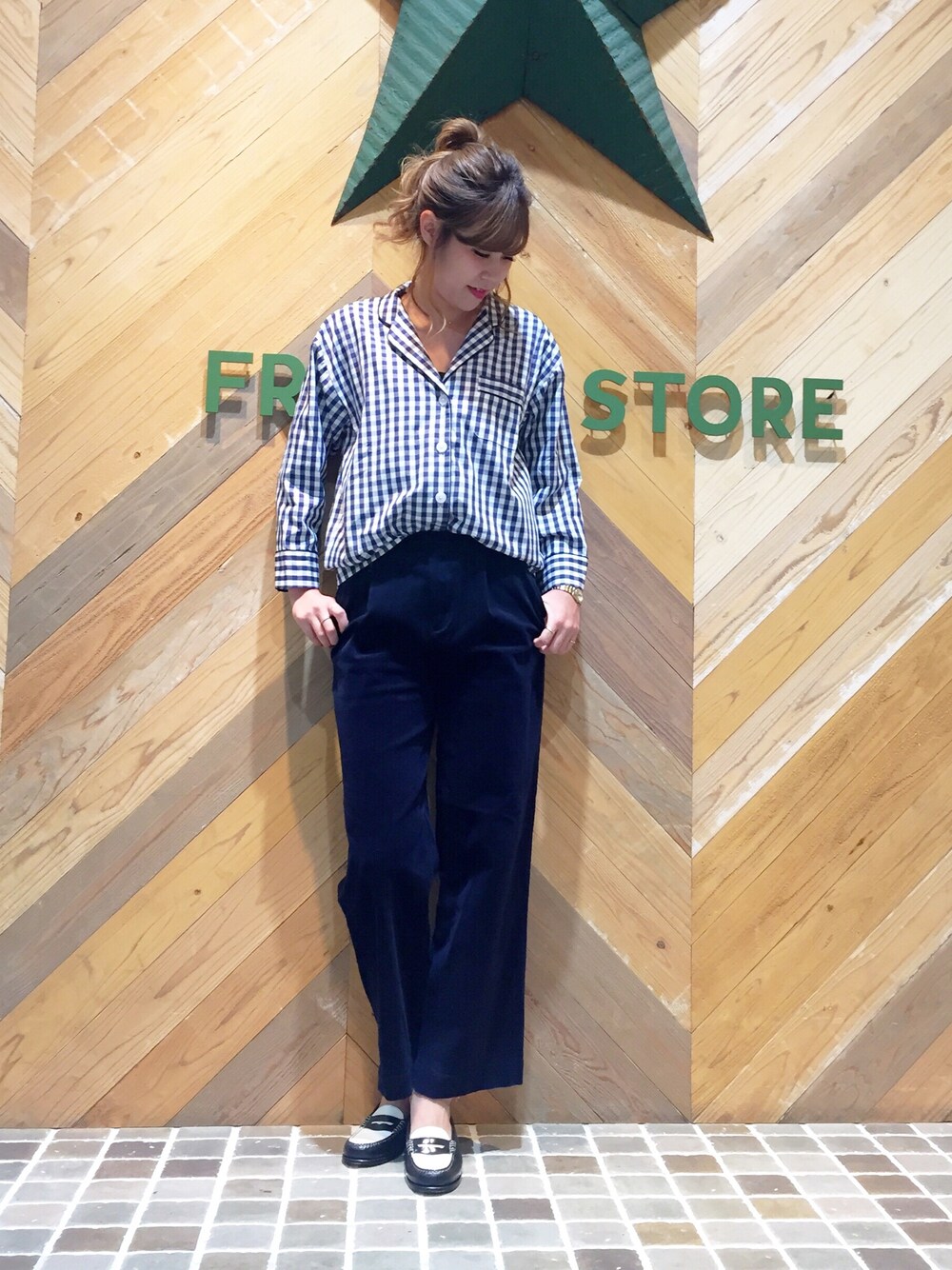 「FREAK’Ｓ STORE、フリークスストア、パジャマシャツ、コーデュロイパンツ、sleepy jones、G.H.BASS、シャツスタイル、ネイビー、ギンガムチェック、おだんごヘアー」｜「FREAK'S STOREのアイテム（シャツ/ブラウス、ブルー系）」を使った、ささきあいさん（レディース・170cm）の秋コーディネートの1枚目の写真