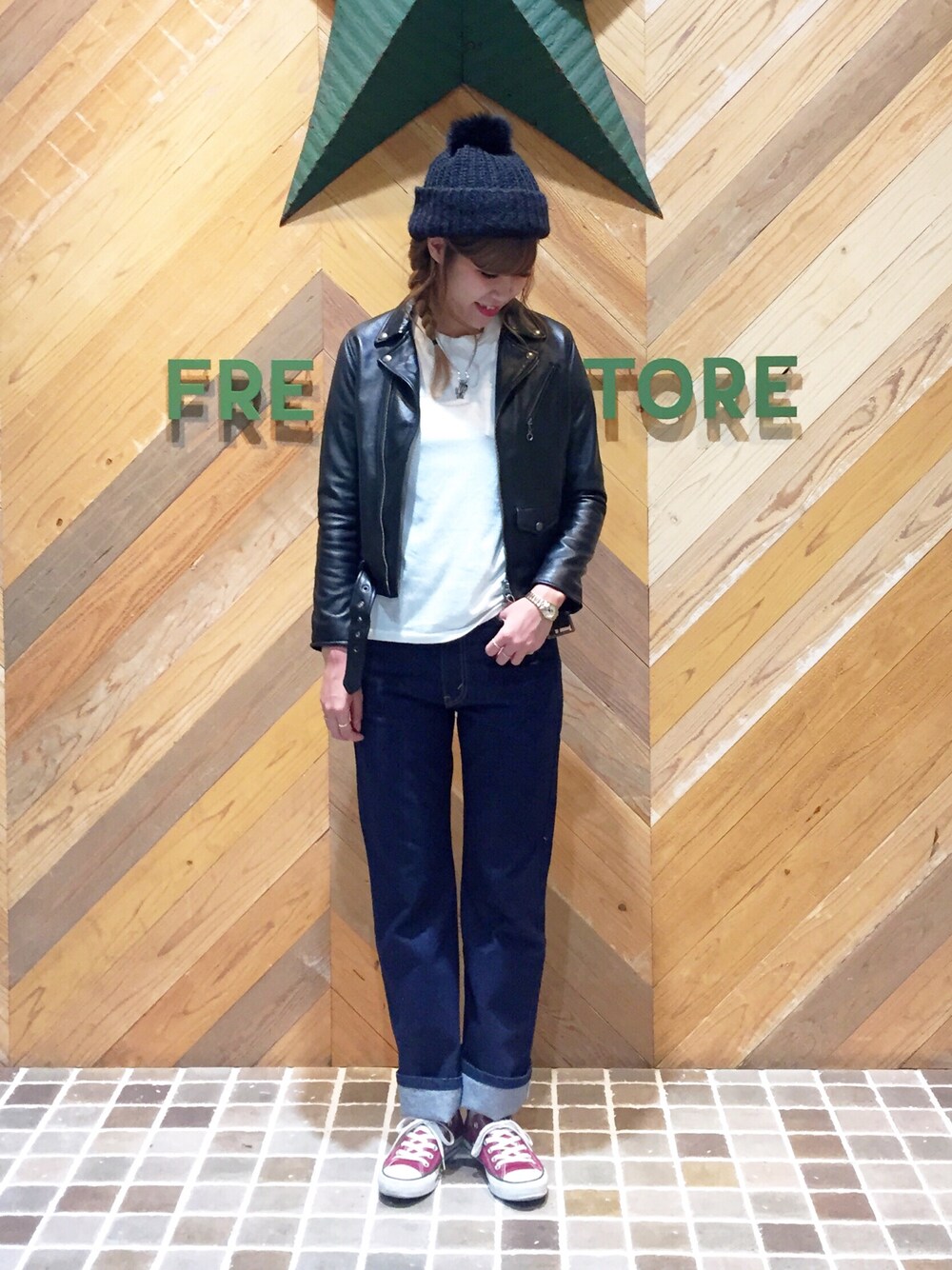 「FREAK’Ｓ STORE、フリークスストア、ライダース、白Tシャツ、デニム、モノトーンコーデ、コンバース、ニット帽、シンプルコーデ」｜「FREAK'S STOREのWレザーライダースジャケット（ライダースジャケット、ブラック系）」を使った、ささきあいさん（レディース・170cm）の秋コーディネートの1枚目の写真