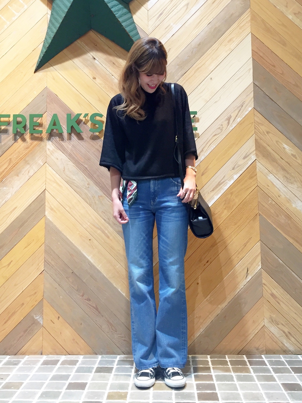 「FREAK’Ｓ STORE、フリークスストア、ブラック、デニム、フレアパンツ、コンバース、ショート丈トップス、スカーフ、デニムパンツ、秋のコーデ」｜「FREAK'S STOREのビーバーニットプルオーバー（ニット/セーター、ブラック系）」を使った、ささきあいさん（レディース・170cm）の秋コーディネートの1枚目の写真