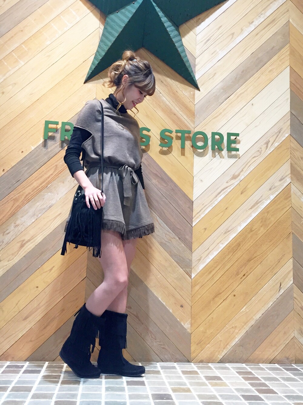 「FREAK’Ｓ STORE、フリークスストア、フリンジ、ブラック、秋のコーデ、ミネトンカ、フリンジバッグ、おだんごヘアー、フェススタイル、タートルネック」｜「FREAK'S STOREのアイテム（ワンピース、ブラウン系）」を使った、ささきあいさん（レディース・170cm）の秋コーディネートの1枚目の写真