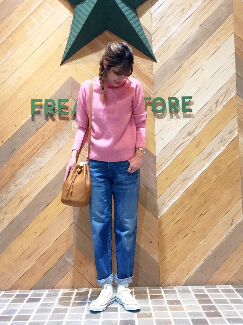 「FREAK’Ｓ STORE、フリークスストア、ニット、ピンク、デニム、コンバース、ショルダーバッグ、BAGGU、ラフスタイル、カジュアルコーデ」｜「FREAK'S STOREのアイテム（ニット/セーター、ピンク系）」を使った、ささきあいさん（レディース・170cm）の秋コーディネートの1枚目の写真