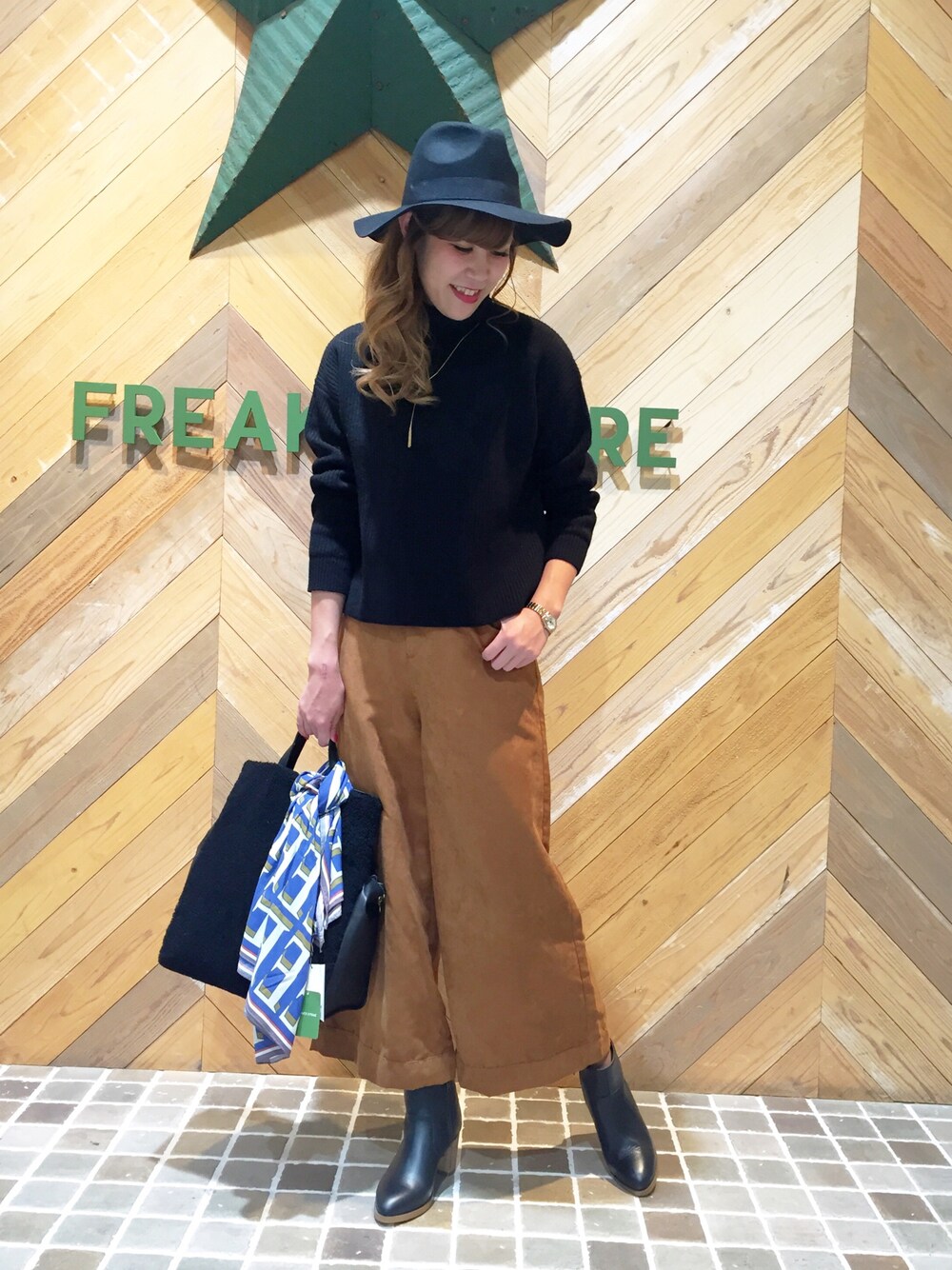 「FREAK’Ｓ STORE、フリークスストア、ツバ広ハット、ブラックコーデ、ガウチョパンツ、ブーツ、秋のコーデ、タートルネック」｜「FREAK'S STOREのタートルニット（ニット/セーター、ブラック系）」を使った、ささきあいさん（レディース・170cm）の秋コーディネートの1枚目の写真
