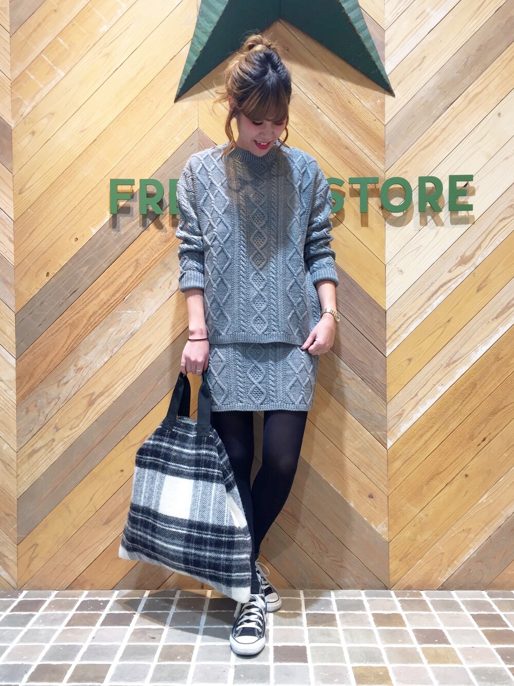 「FREAK’Ｓ STORE、フリークスストア、秋のコーデ、ゆるニット、グレー、ニット、セットアップ、コンバース、おだんごヘアー、トートバッグ」｜「FREAK'S STOREのアイテム（ニット/セーター、グレー系）」を使った、ささきあいさん（レディース・170cm）の秋コーディネートの1枚目の写真