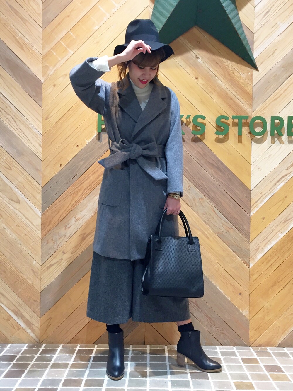「FREAK’Ｓ STORE、フリークスストア、ガウン、ワイドシルエット、ツバ広ハット、グレー、ゆるコーデ、おだんごヘアー、秋のコーデ、ガウチョパンツ」｜「FREAK'S STOREのアイテム（ジャケット/アウター、グレー系）」を使った、ささきあいさん（レディース・170cm）の秋コーディネートの1枚目の写真