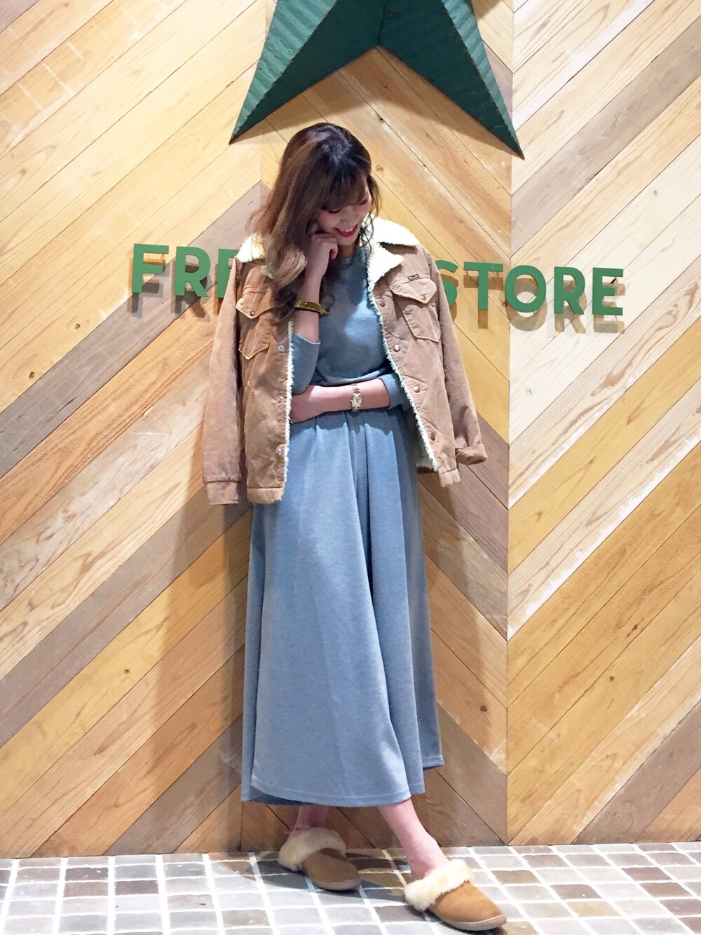 「FREAK’Ｓ STORE、フリークスストア、オールインワン、ゆったりコーデ、ラフ、ミネトンカ、ボアジャケット、ムートンブーツ」｜「FREAK'S STOREのWRANGLER/ラングラー　別注 RANCH COAT（ブルゾン、イエロー系）」を使った、ささきあいさん（レディース・170cm）の秋コーディネートの1枚目の写真