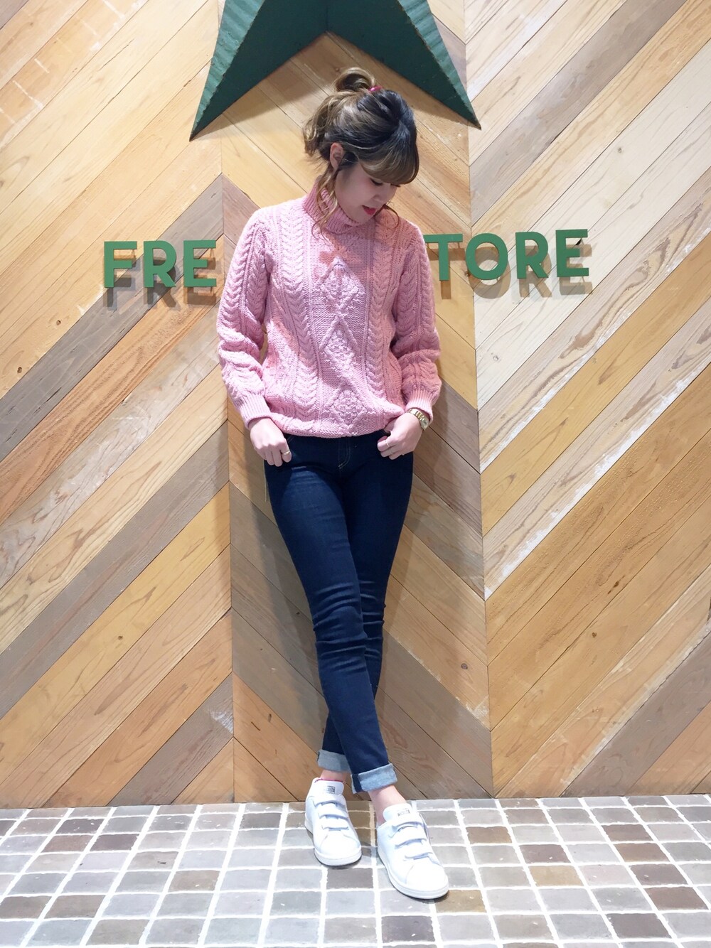 「FREAK’Ｓ STORE、フリークスストア、ニット、デニム、adidas、スタンスミス、パステルカラー、スキニーデニム、カジュアル、おだんごヘアー」｜「FREAK'S STOREのALAN CREW NECK KNIT（ニット/セーター、ピンク系）」を使った、ささきあいさん（レディース・170cm）の秋コーディネートの1枚目の写真