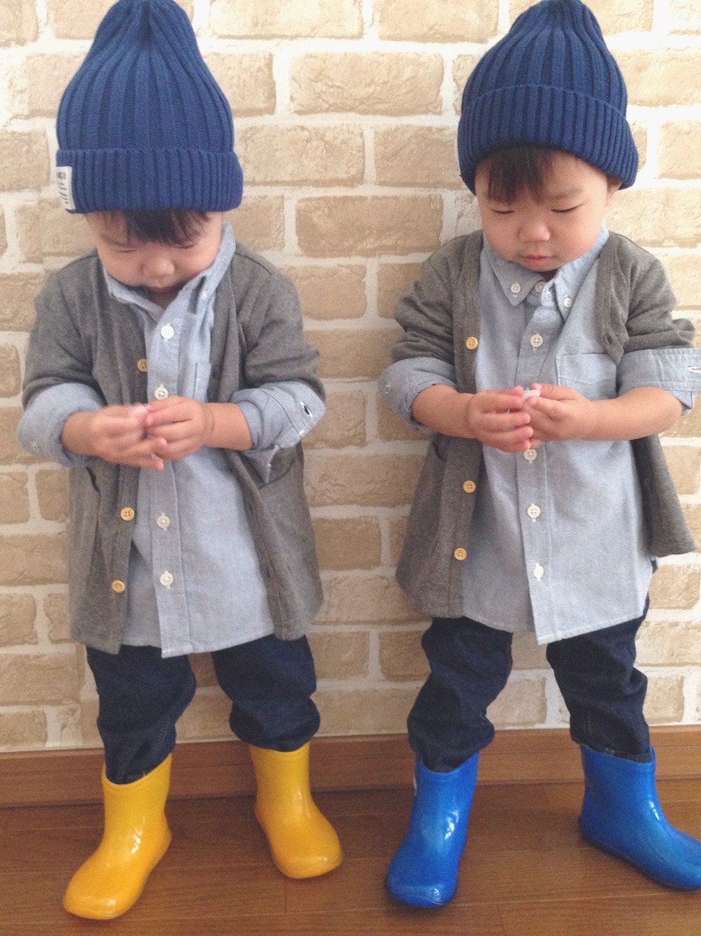 「長靴、双子コーデ、ニット帽、デニムパンツ、双子ファッション、おとこのこ、カーディガン、双子、レインブーツ、めがね」｜「しまむらのアイテム（ニットキャップ/ビーニー、ブルー系）」を使った、YUKIRIKIさん（キッズ・80cm）の夏コーディネートの1枚目の写真