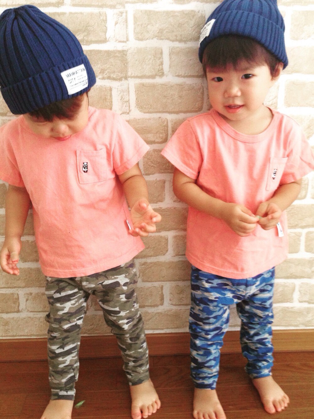ピンク系のTシャツ/カットソー、ブルー系のその他パンツ、ブルー系のニットキャップ/ビーニーを着用したキッズの秋コーディネートの1枚目の写真