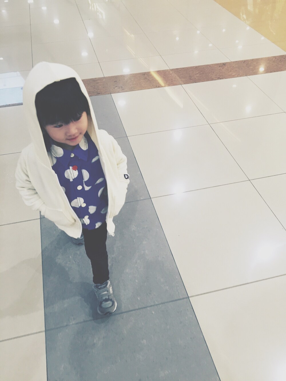「kids、New Balance」｜「NEW BALANCEのスニーカー（スニーカー、グレー系）」を使った、bigoneさん（キッズ・90cm）の冬コーディネートの1枚目の写真