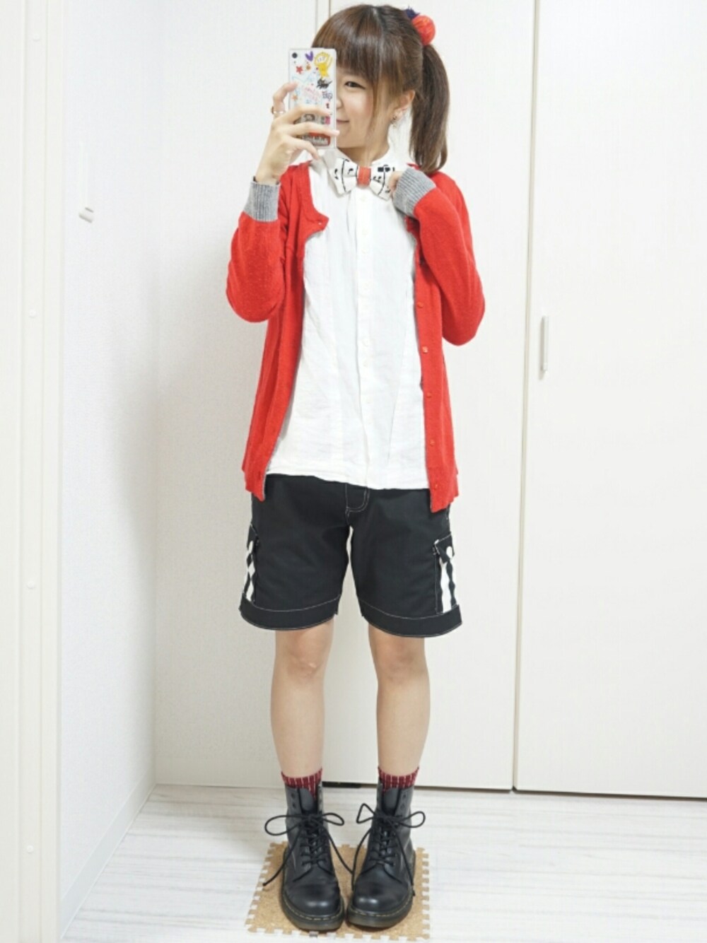 「カジュアル、ポップ、差し色(赤)、ポニーテール、NIRAME.CO、Dr.Martens」｜「Dr. Martensの■Dr.martens8-EYEブーツ/BCDr.MTN 8-EYE BOOT（ブーツ、ブラック系）」を使った、nao_mamekoさん（レディース・152cm）の秋コーディネートの1枚目の写真