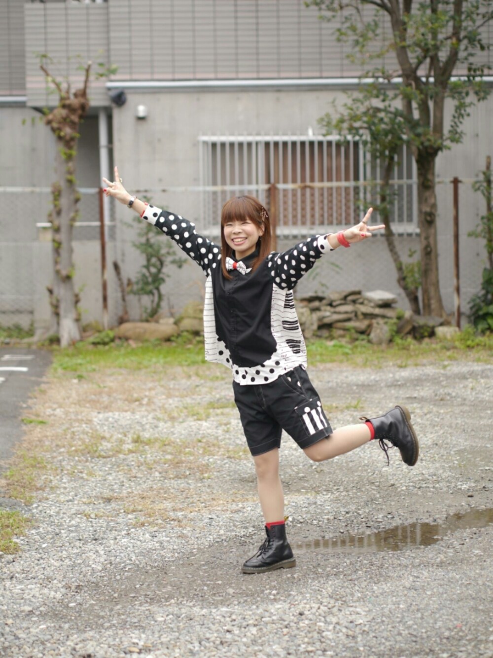 「元気っ子コーデ、NIRAME.CO、にらめっこーで、Dr.Martens」｜「NIRAME.COのゆりカーゴぱんつ （ブラック×ドット）（カーゴパンツ、その他）」を使った、nao_mamekoさん（レディース・152cm）の秋コーディネートの1枚目の写真