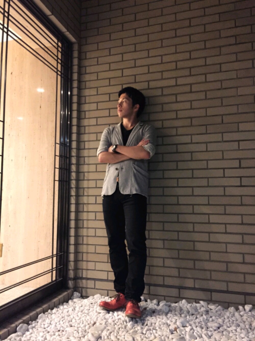 「ジャケット、クラブ、赤、ブラックコーデ、グレー、夏、革靴、デート、夜」｜「wjkのshirahama jkt（テーラードジャケット、グレー系）」を使った、Takayoshi Shimaさん（メンズ・170cm）の夏コーディネートの1枚目の写真