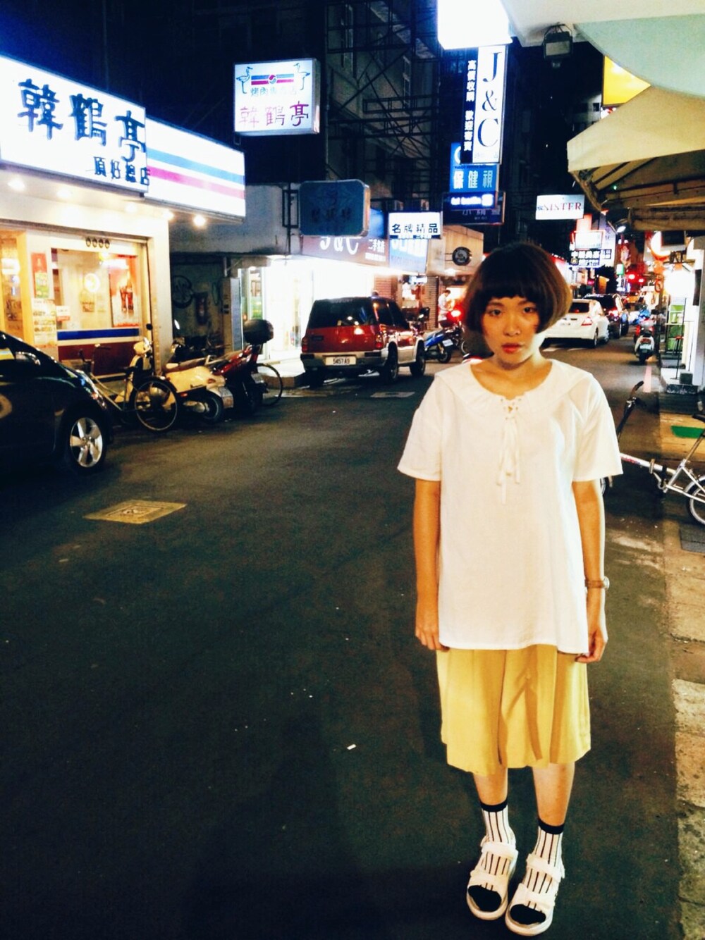 「MBT、yellow、shirts、skirt、girl、Taiwan、short hair、台湾、短髪」｜「MBTのアイテム（サンダル、ホワイト系）」を使った、ファン💡さん（レディース・163cm）の夏コーディネートの1枚目の写真