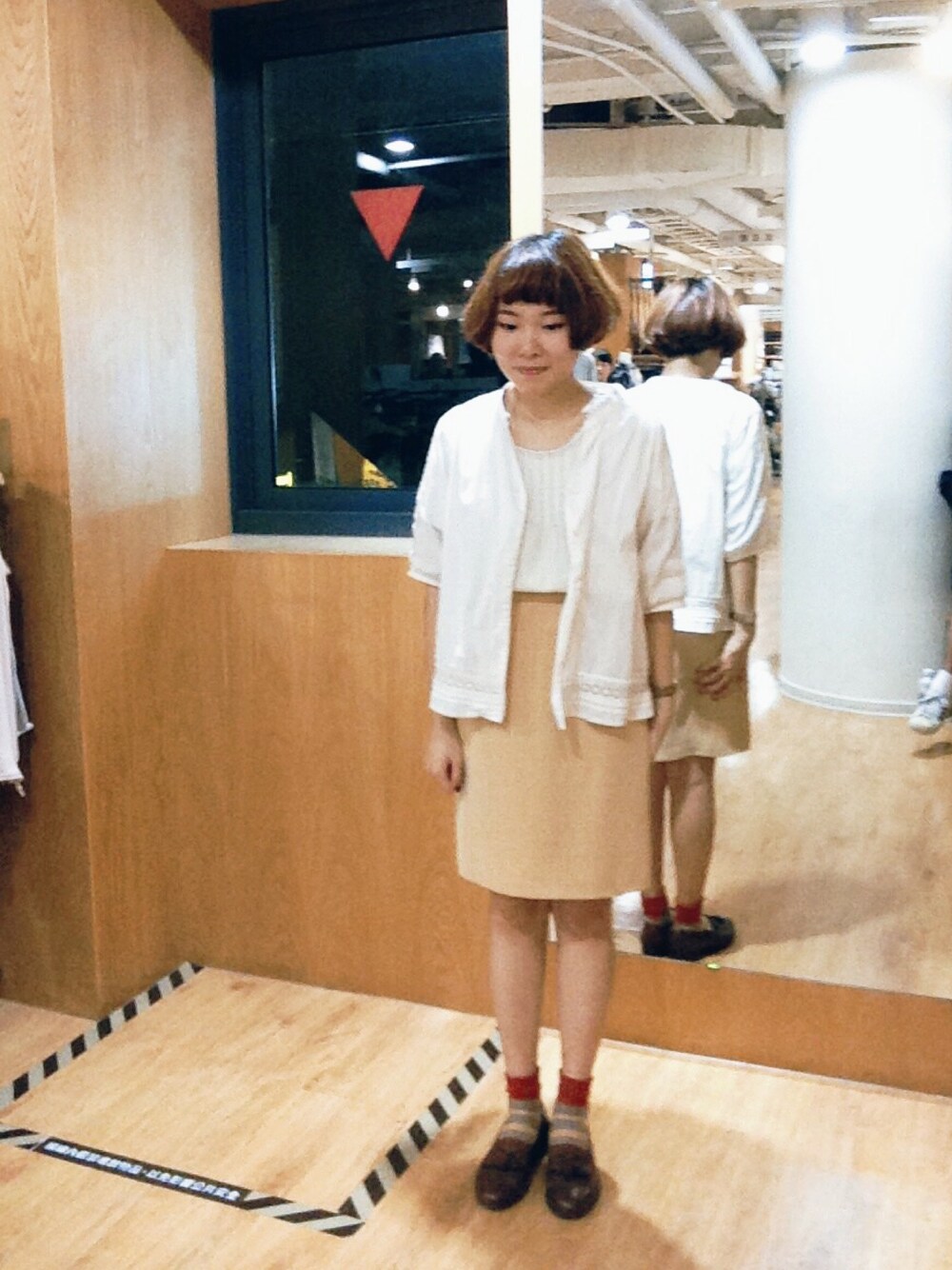 「Bally、URBAN RESEARCH、short hair、Taiwan」｜「URBAN RESEARCHのアイテム（シャツ/ブラウス、ホワイト系）」を使った、ファン💡さん（レディース・163cm）の秋コーディネートの1枚目の写真
