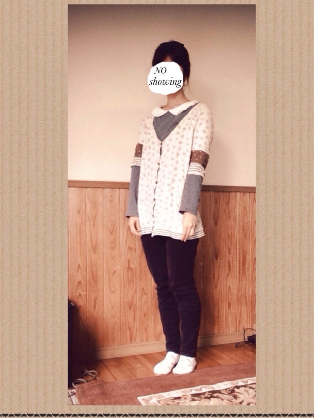 その他のカーディガン/ボレロ、グレー系のトップス、ブラック系のその他パンツを着用したレディースの秋コーディネートの1枚目の写真