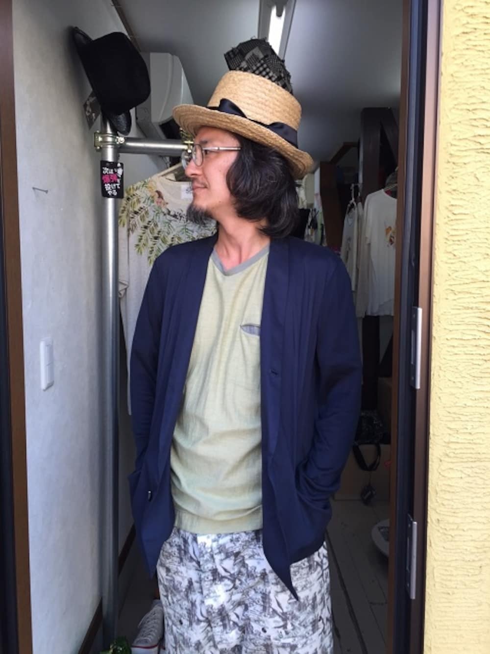 その他のテーラードジャケット、その他のTシャツ/カットソー、その他のハットを着用したメンズの夏コーディネートの1枚目の写真
