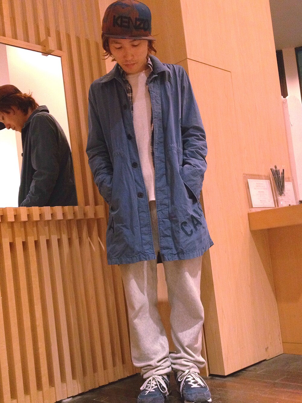 「スウェットパンツ、スニーカー、KENZO、NEW ERA、ショップコート」｜「REMI RELIEFのREMI RELIEF （レミレリーフ）　インディゴコート (504)（ステンカラーコート、ブルー系）」を使った、ヒラタカツヤさん（メンズ・165cm）の春コーディネートの1枚目の写真