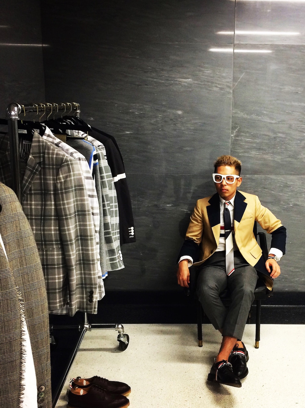 「THOMBROWNE、青山、トムブラウン、zenith、トリコロール、スーツスタイル」｜「THOM BROWNEのアイテム（ステンカラーコート、ベージュ系）」を使った、YAMAMONさん（メンズ・172cm）の夏コーディネートの1枚目の写真