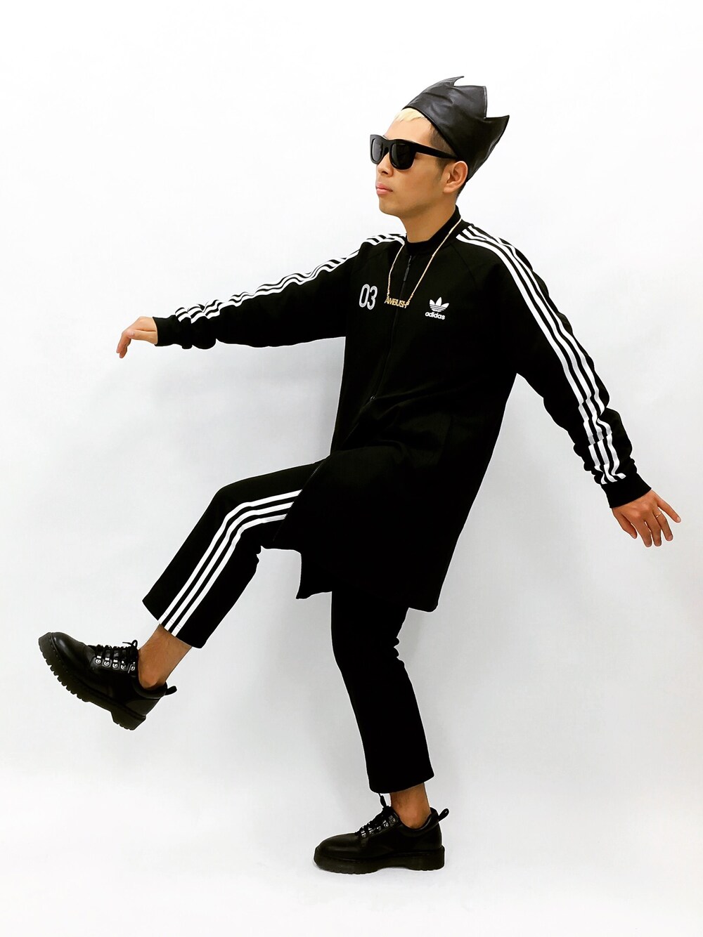 「adidas、adidas originals、AMBUSH、シンプルコーデ、ロングコート、Dr.Martens」｜「adidasのアイテム（ノーカラージャケット、ブラック系）」を使った、YAMAMONさん（メンズ・172cm）の秋コーディネートの1枚目の写真
