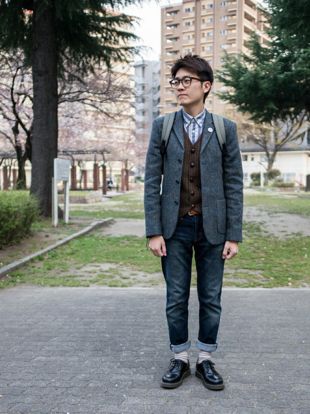 「大阪旅行」｜「Levi'sのアイテム（デニムパンツ、ブルー系）」を使った、JJ Fuさん（メンズ・171cm）の春コーディネートの1枚目の写真
