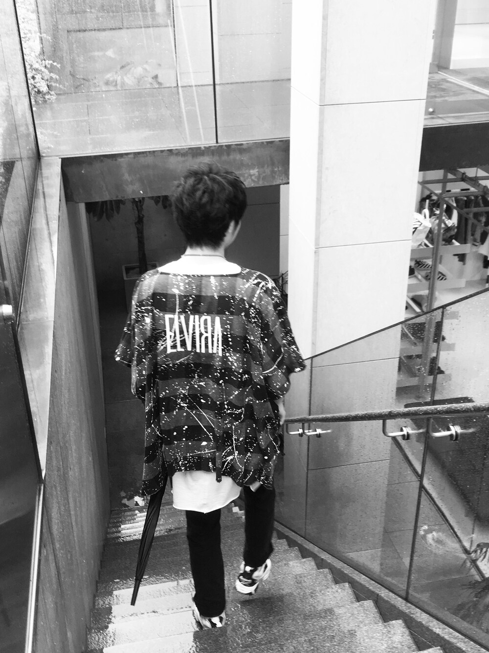 「ELVIRA、ZARA、reebok、LEE」｜「ELVIRAのアイテム（ポンチョ、ブラック系）」を使った、高田 直輝さん（メンズ・180cm）の秋コーディネートの1枚目の写真