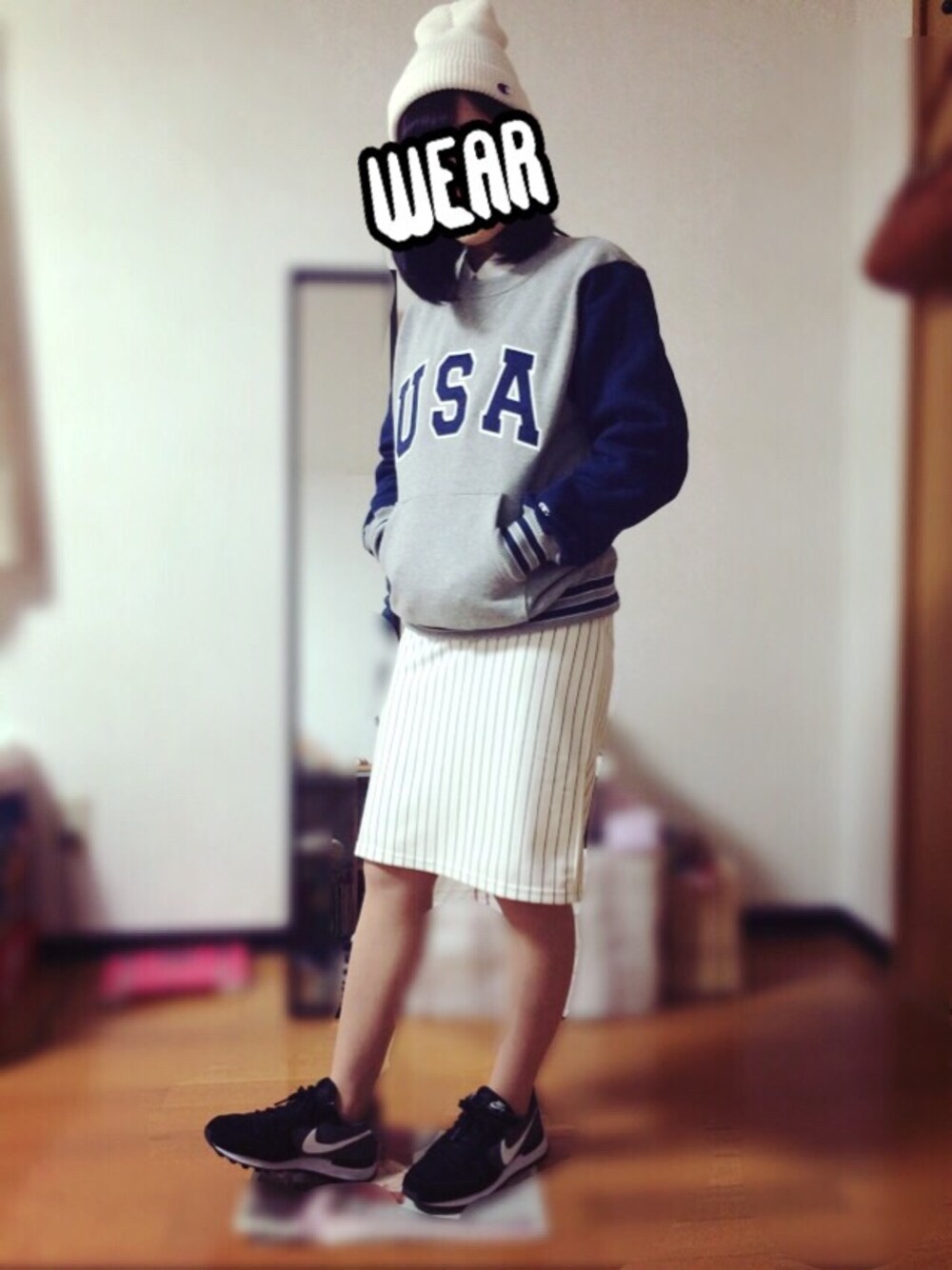 グレー系のスウェット、ブラック系のスニーカー、ホワイト系のスカートを着用したレディースの冬コーディネートの1枚目の写真