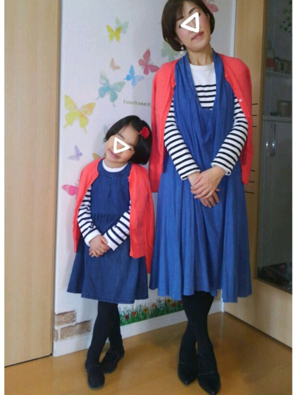 レッド系のカーディガン/ボレロ、ブルー系のワンピース、ホワイト系のTシャツ/カットソーを着用したキッズの春コーディネートの1枚目の写真