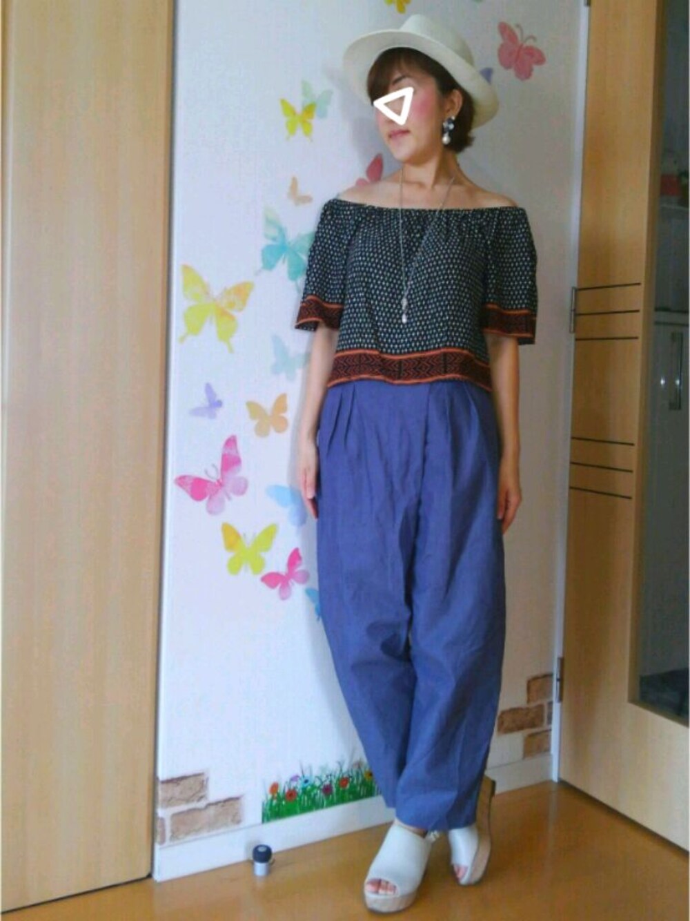 ブラック系のTシャツ/カットソー、ホワイト系のサンダル、ブルー系のデニムパンツを着用したレディースの夏コーディネートの1枚目の写真