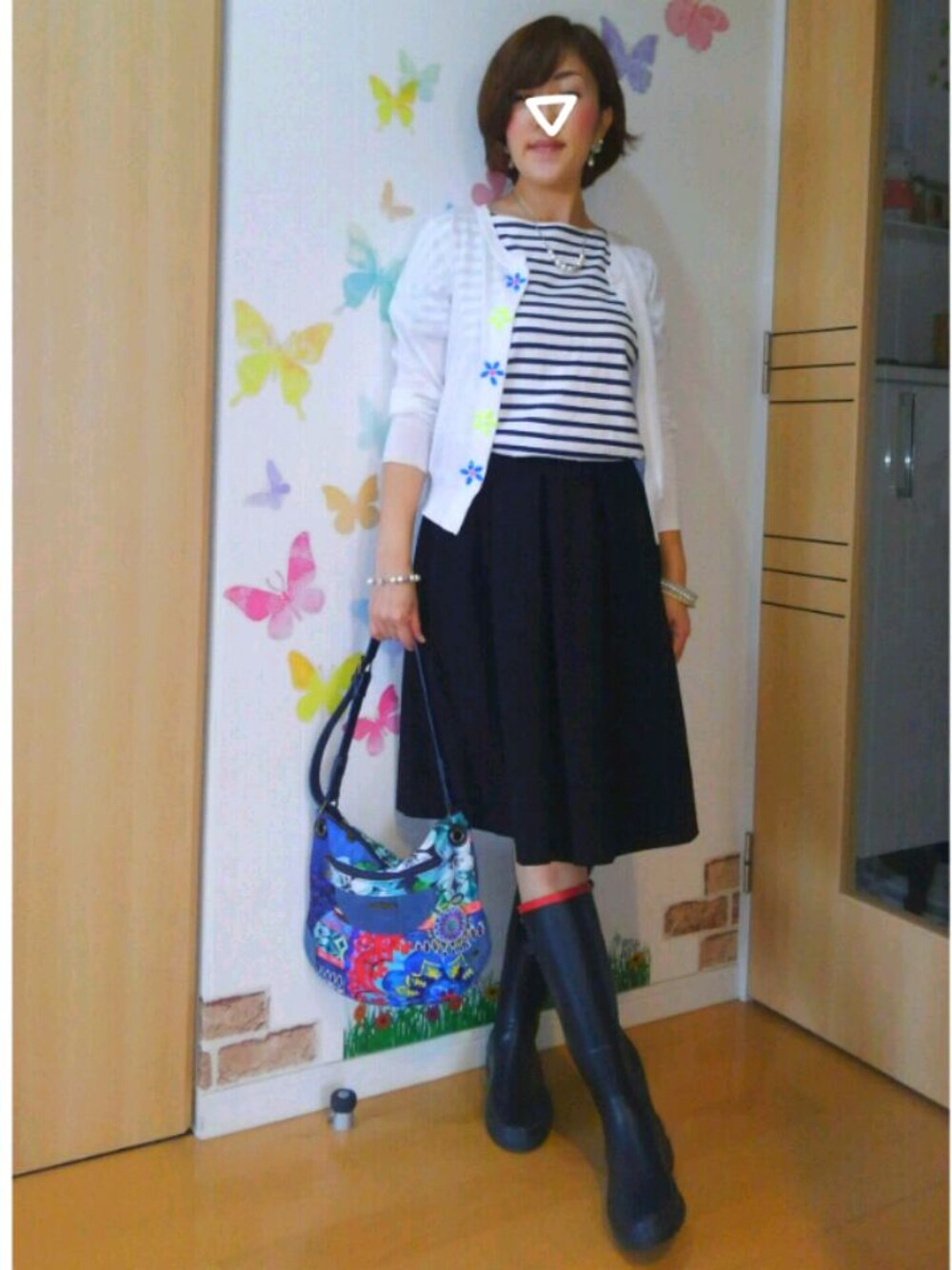 ブルー系のバッグ、ホワイト系のTシャツ/カットソー、ブルー系のレインシューズを着用したレディースの夏コーディネートの1枚目の写真