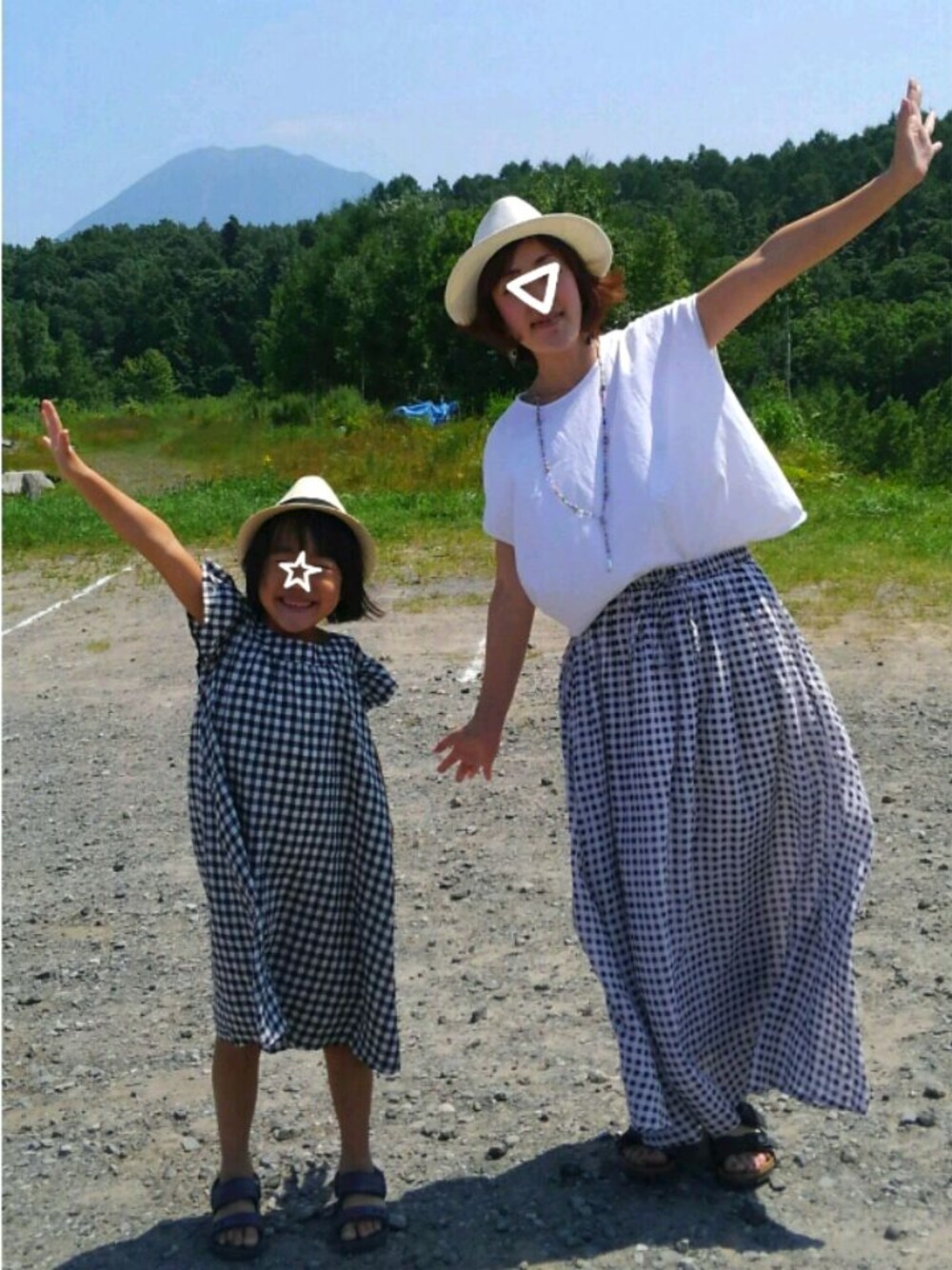 ブルー系のサンダル、ブラック系のワンピース、その他のスカートを着用したキッズの夏コーディネートの1枚目の写真