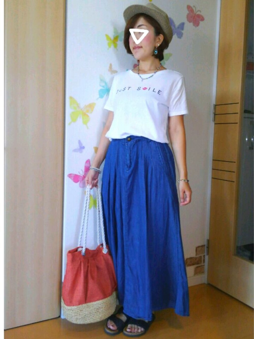 ホワイト系のTシャツ/カットソー、オレンジ系のかごバッグ、ブルー系のデニムスカートを着用したレディースの夏コーディネートの1枚目の写真