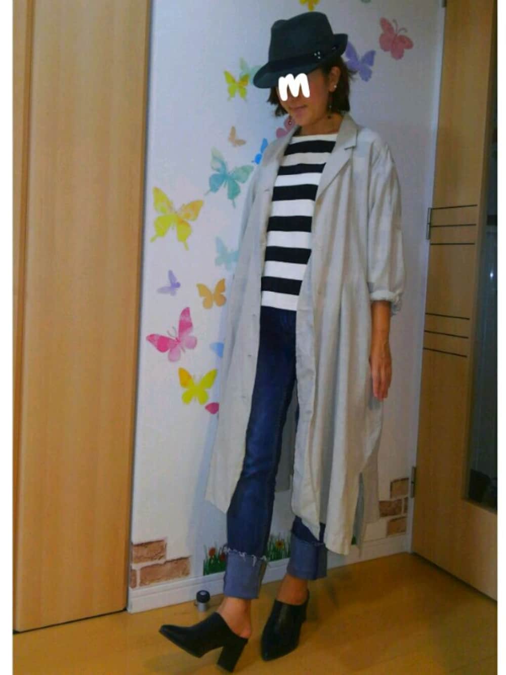 ベージュ系のシャツワンピース、ブルー系のデニムパンツ、ブラック系のTシャツ/カットソーを着用したレディースの秋コーディネートの1枚目の写真