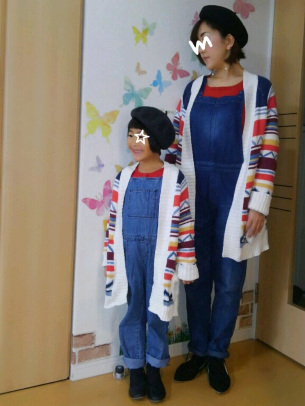 その他のカーディガン/ボレロ、ブルー系のサロペット/オーバーオール、レッド系のカーディガン/ボレロを着用したキッズの秋コーディネートの1枚目の写真