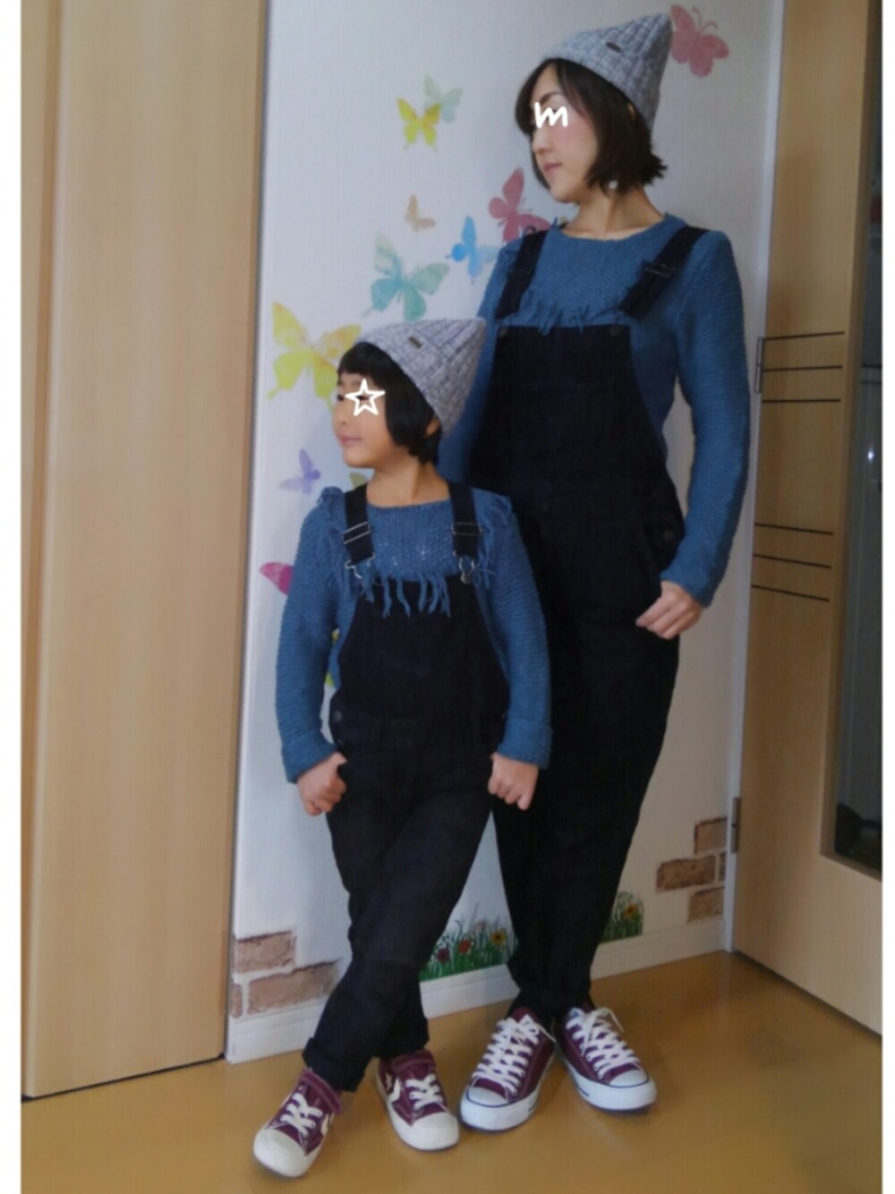「親子ーデ☆、リンクコーデ、ひとりサロペフェス、11月WEAR秋冬ニットコーデ祭り、秋コーデ、ニット帽、サロペット、コンバース、Handmade部、アダルトおカワたん部」｜「アウターありver.のもしもアウターを着るならver.寒くてモッズコートじゃ出れません😥（その他、グリーン系）」を使った、mintoさん（キッズ・110cm）の秋コーディネートの1枚目の写真