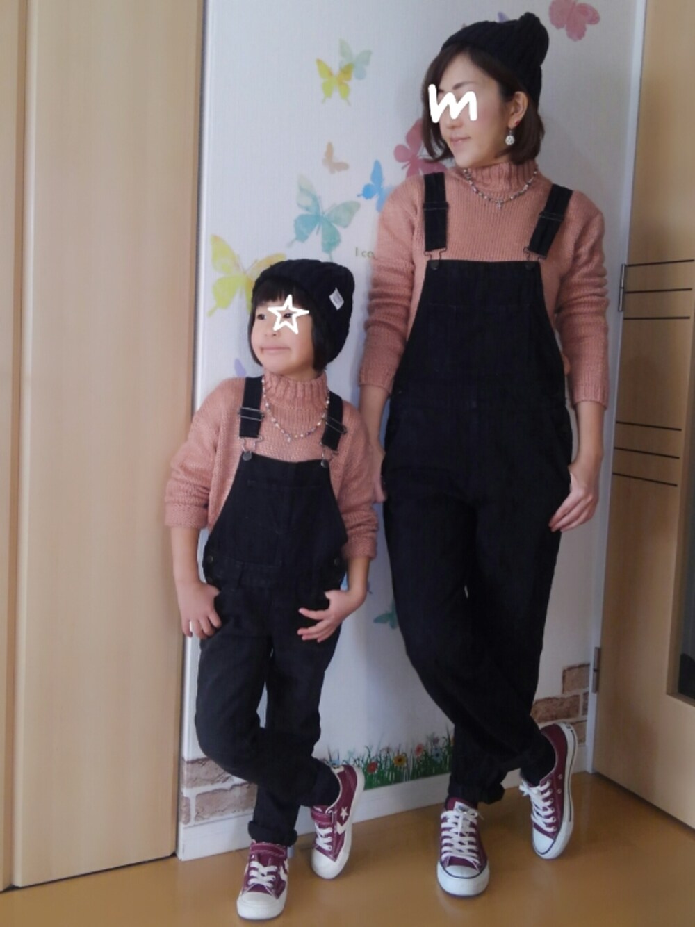 レッド系のスニーカー、ブラック系のサロペット/オーバーオール、ピンク系のニット/セーターを着用したキッズの秋コーディネートの1枚目の写真