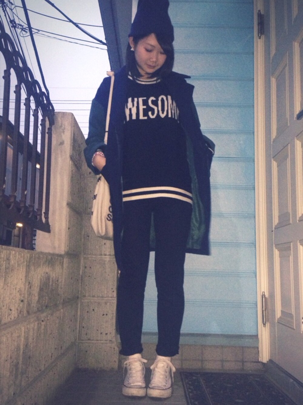 ホワイト系のスニーカーを着用したレディースの冬コーディネートの1枚目の写真