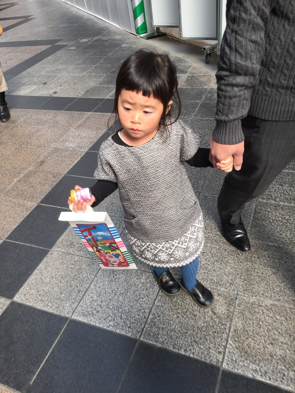 「3歳、おんなのこ」｜「ZARAのアイテム（ワンピース、ブラック系）」を使った、chiiiaraさん（キッズ・90cm）の秋コーディネートの1枚目の写真