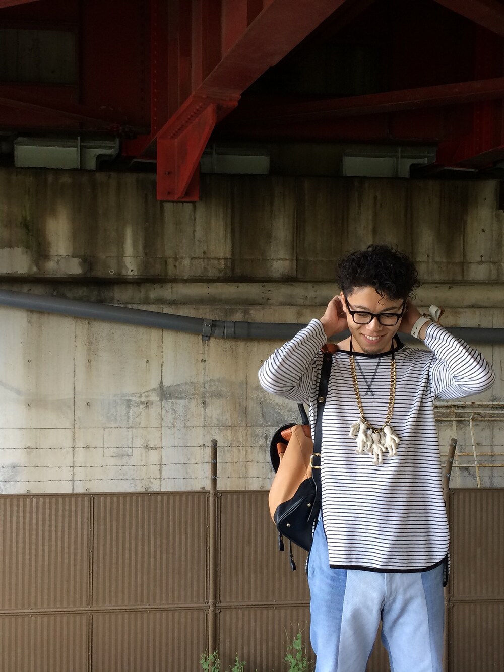 ホワイト系のTシャツ/カットソー、ブルー系のデニムパンツ、ベージュ系のブーツを着用したメンズの秋コーディネートの1枚目の写真