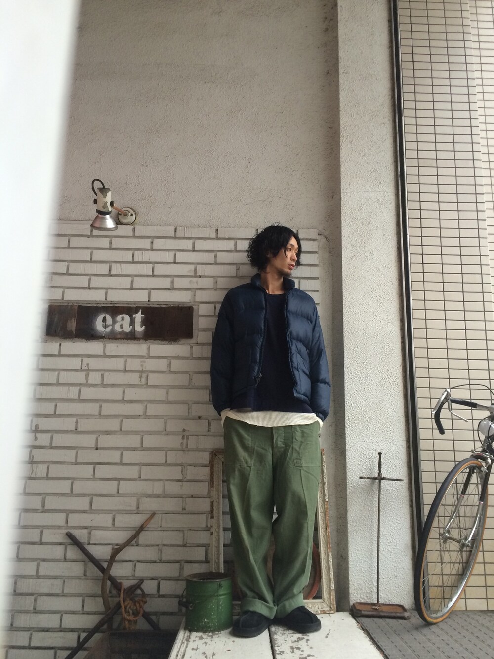 「eat、used、古着、ダウンジャケット、無地スウェット、重ね着、ベイカーパンツ、ワイドパンツ、カーキのカーゴパンツ、リラックススタイル」｜「USEDのUSED SEARS DOWN JACKET（ダウンジャケット/コート、ブルー系）」を使った、eat_cameさん（メンズ・180cm）の秋コーディネートの1枚目の写真
