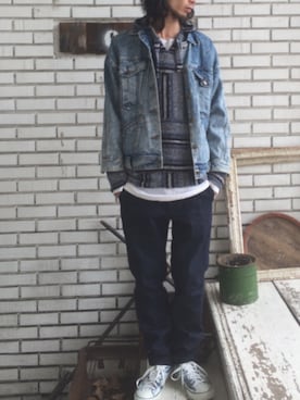 「総柄トップス」｜「アイテム（デニムジャケット）」を使った、eat_cameさん（メンズ・180cm）の春コーディネート