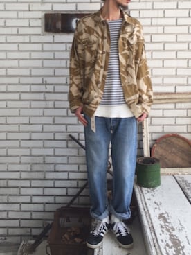 「アイテム（スニーカー、ブラック系）」を使った、eat_cameさん（メンズ・180cm）の春コーディネート